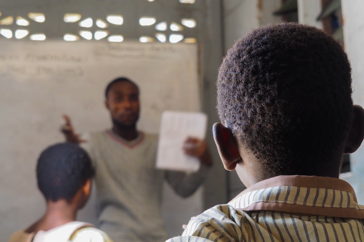 Un enseignant accompagne ses élèves en classe