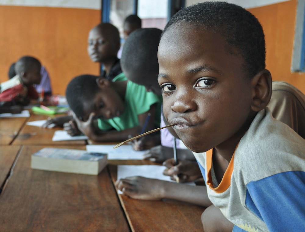 Des enfants qui apprennent ensemble